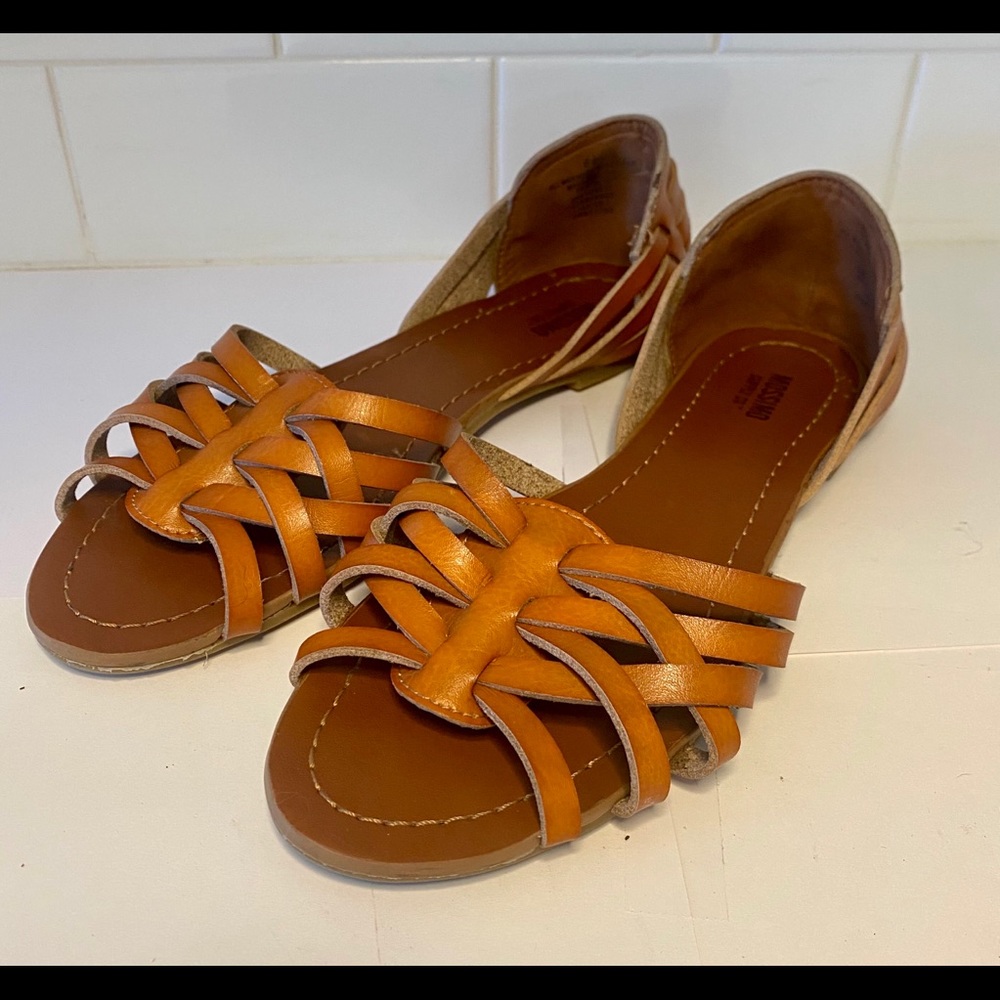 Mossimo size 6.5 tan leather sandals